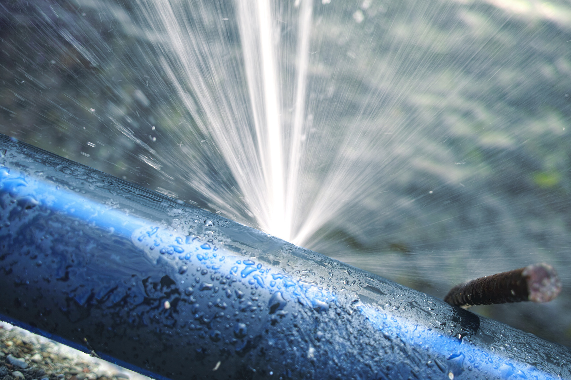 Geplatzes Rohr mit Wasseraustritt Nahaufnahme